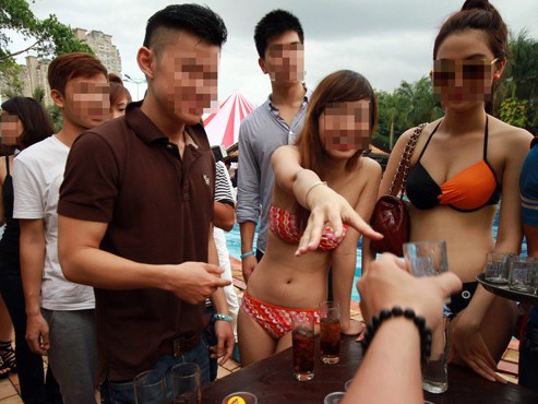 Ớn lạnh tiệc bikini Ớn lạnh tiệc bikini