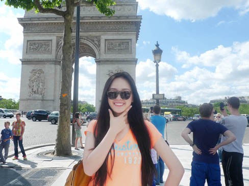 Mai Phương Thúy giản dị dạo chơi đường phố Paris Mai Phương Thúy giản dị dạo chơi đường phố Paris