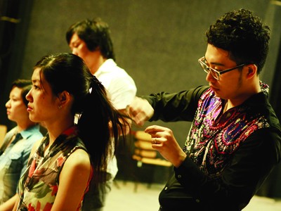 Người mang lửa vào tóc Đức Thịnh tập mẫu chuẩn bị cho Davines Hair Show Ảnh: Tuấn Đào