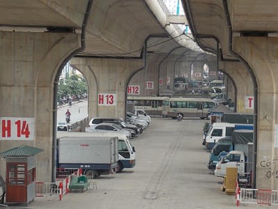 Tràn lan điểm trông xe dưới gầm cầu Tràn lan điểm trông xe dưới gầm cầu
