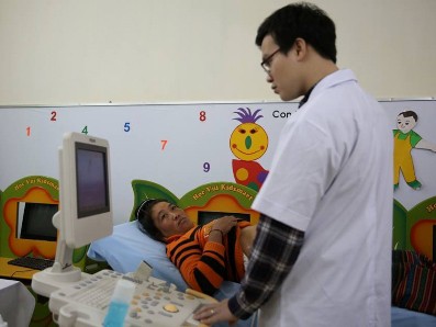 Bệnh nhân bất ngờ được y tá dúi tiền vào túi Bệnh nhân bất ngờ được y tá dúi tiền vào túi