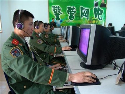 Tháng 6, Trung Quốc lần đầu tập trận ảo Binh sĩ Trung Quốc lướt mạng tại một quán internet trong căn cứ quân sự ở tỉnh An Huy Ảnh: China Daily
