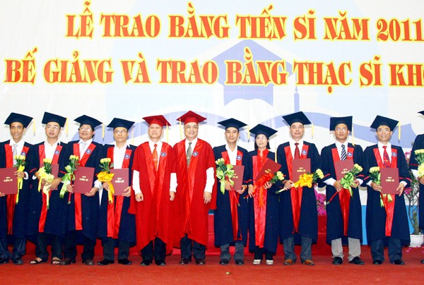 Đầu vào tiến sĩ: khó vì...ngoại ngữ Các tân tiến sĩ ĐH Sư phạm Hà Nội năm 2011 Ảnh: TTXVN