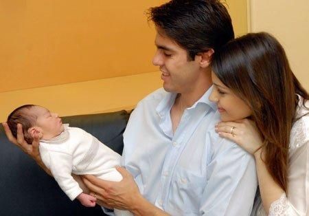 Kaka tranh thủ chấn thương Kaka tranh thủ chấn thương "kiếm thêm" em bé