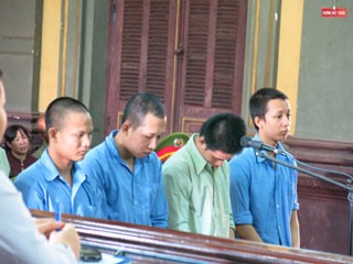 Xách mã tấu, bình xịt hơi cay, cướp... heo quay Xách mã tấu, bình xịt hơi cay, cướp... heo quay