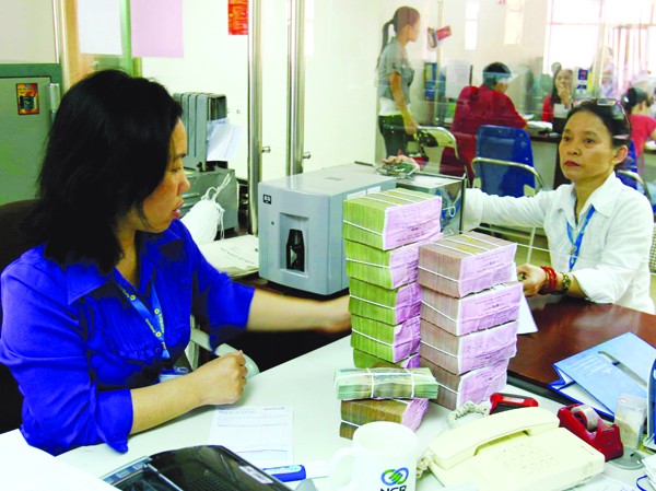 Thực hư lãi khủng ngân hàng Tỷ lệ nợ xấu của các ngân hàng hiện lên tới 8,6%, tương đương khoảng 202.000 tỷ đồng Ảnh: Hồng Vĩnh