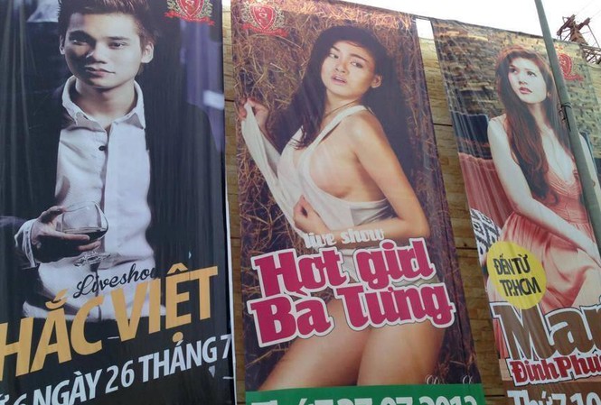 Bà Tưng được treo băng rôn, Trang Trần 'nóng' mắt Bà Tưng được treo băng rôn, Trang Trần 'nóng' mắt