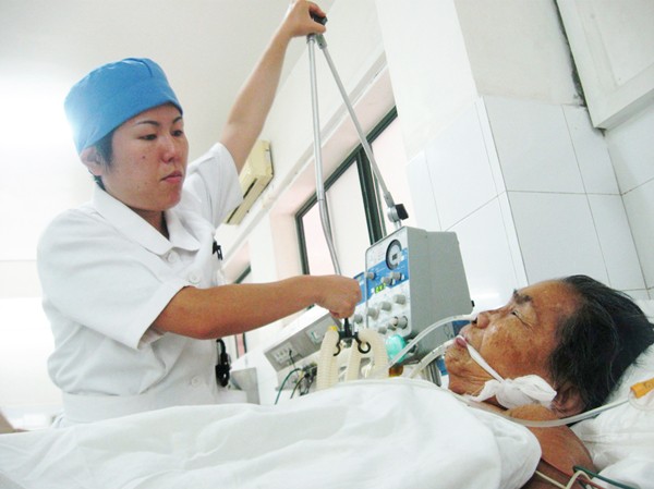 Cô gái Nhật tình nguyện chăm bệnh nhân Việt Cô gái Nhật tình nguyện chăm bệnh nhân Việt