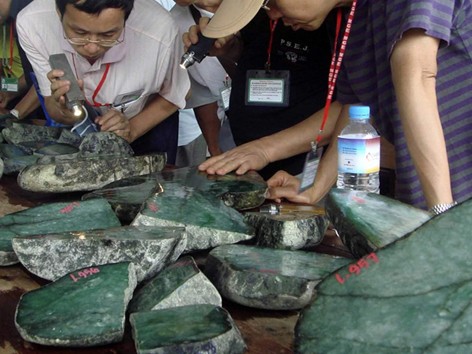Ngọc bích Myanmar âm thầm chảy sang Trung Quốc Ngọc bích Myanmar âm thầm chảy sang Trung Quốc