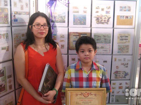 Teen lớp 4 và bộ sưu tập tem khủng long đồ sộ Teen lớp 4 và bộ sưu tập tem khủng long đồ sộ