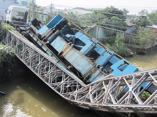Xe tải làm gãy đôi cầu, rơi xuống sông Xe tải làm gãy đôi cầu, rơi xuống sông