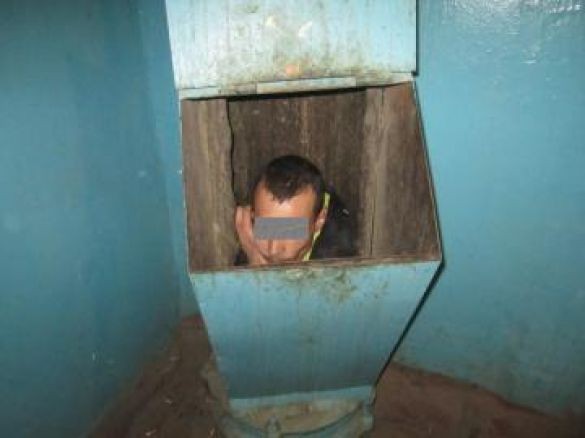 Mắc kẹt trong ống thoát rác vì trốn... bạn gái Mắc kẹt trong ống thoát rác vì trốn... bạn gái