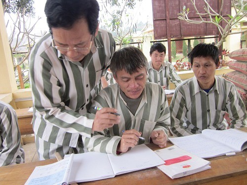 Tết tù của cựu hiệu trưởng mua dâm Tết tù của cựu hiệu trưởng mua dâm