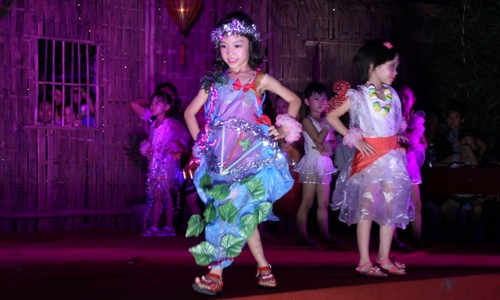 Mẫu 'nhí' diễn thời trang vui trung thu Mẫu 'nhí' diễn thời trang vui trung thu