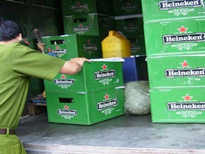 Bắt nhóm làm bia Heineken giả Bắt nhóm làm bia Heineken giả