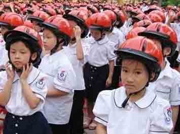 Lùi thời gian HS tưởng niệm nạn nhân tử vong vì tai nạn giao thông Lùi thời gian HS tưởng niệm nạn nhân tử vong vì tai nạn giao thông