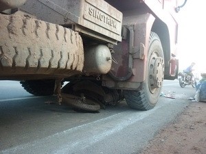 Xe container cán chết gia đình 3 người Xe container cán chết gia đình 3 người
