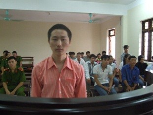 Cán bộ xã ‘tan nghiệp’ sau phút ‘sinh tình’ với cô gái Cán bộ xã ‘tan nghiệp’ sau phút ‘sinh tình’ với cô gái