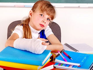 Trường học đền tiền vì học sinh... kẹt tay Trường học đền tiền vì học sinh... kẹt tay