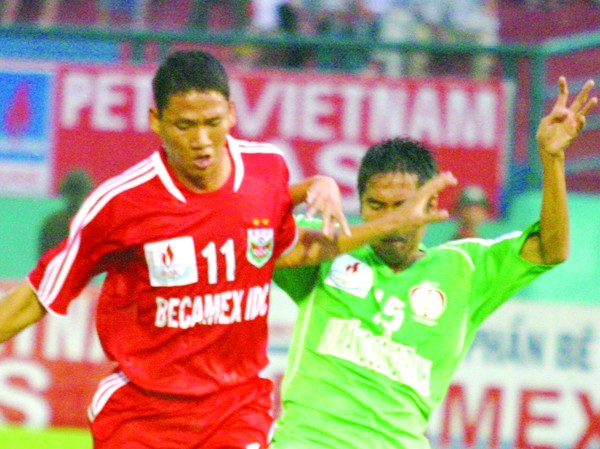 Tăng tốc và tẩu thoát Thanh Hóa (phải) gặp khó trước
Bình Dương. Ảnh: T.Vũ
