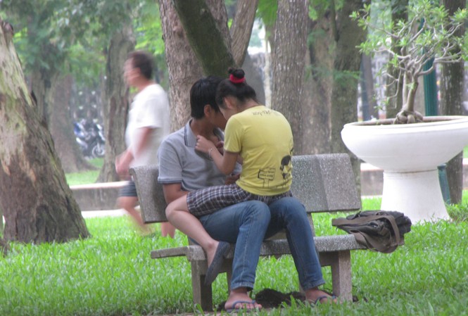 Ngượng ngùng với 'cảnh nóng' trong công viên Ngượng ngùng với 'cảnh nóng' trong công viên