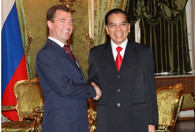 Sớm nâng kim ngạch thương mại lên 10 tỷ USD Tổng thống Nga Dmitry Medvedev (trái) hội kiến Tổng Bí thư Nông Đức Mạnh