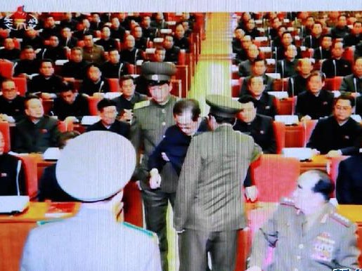 Chú ông Kim Jong Un đã bị xử tử? Ông Jang Song Thaek bị áp giải ra khỏi cuộc họp