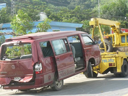 Xe khách tông nhau, tám người thương vong Xe khách tông nhau, tám người thương vong