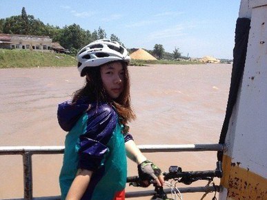 Cô gái xinh đẹp đạp xe 1.200 km về nhà Cô gái xinh đẹp đạp xe 1.200 km về nhà