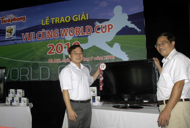 Báo Tiền Phong trao giải dự đoán World Cup 2010 Phó Tổng biên tập Lê Xuân Sơn (bên trái) trao giải Nhất cho độc giả Vũ Đăng Khoa tại Hội trường Tòa soạn