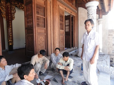 Doanh nhân xây chùa, tụng kinh Anh Bảy (đứng) chỉ đạo thợ hoàn thiện ngôi đền thờ Bác Hồ