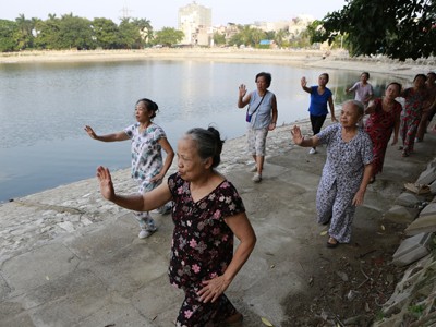 Lãnh đạo phải trực tiếp đối thoại với dân Người dân phải xuống sát lòng hồ Đống Đa để tập thể dục
Ảnh: Hồng Vĩnh