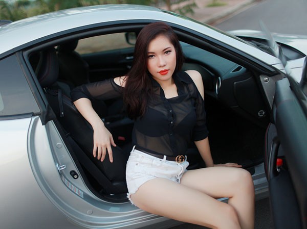 Huyền Trần gợi cảm bất ngờ bên Toyota 86 Huyền Trần gợi cảm bất ngờ bên Toyota 86