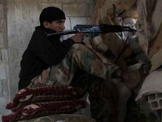 Syria: Phiến quân hành hình 80 dân thường Tay súng trong một tòa nhà ở Syria