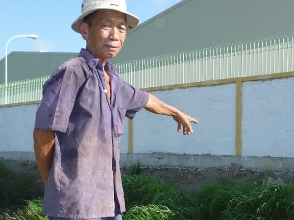 Dân khổ vì khu công nghiệp Ông Nguyễn Văn Tám, 75 tuổi, cho rằng dòng nước đen chảy ra từ khu công nghiệp. Ảnh: Đức Thịnh