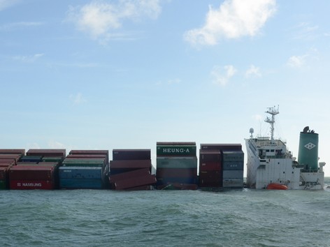 Hai tàu đâm nhau, 66 container trôi dạt trên biển Hai tàu đâm nhau, 66 container trôi dạt trên biển