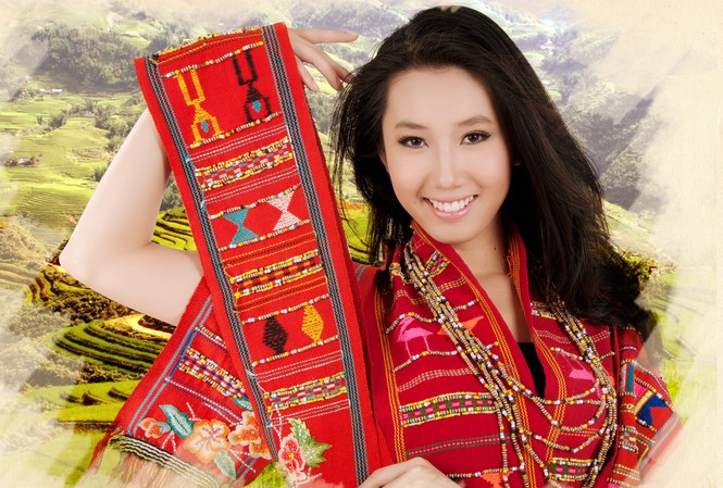 Thúy Ngân giới thiệu thổ cẩm tại Hoa hậu du lịch quốc tế Thúy Ngân giới thiệu thổ cẩm tại Hoa hậu du lịch quốc tế
