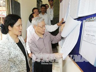 Hà Nội cần nêu cao tinh thần gương mẫu, trách nhiệm Tổng Bí thư kiểm tra danh sách ứng cử ĐBQH tại Hà Nội Ảnh: TTXVN