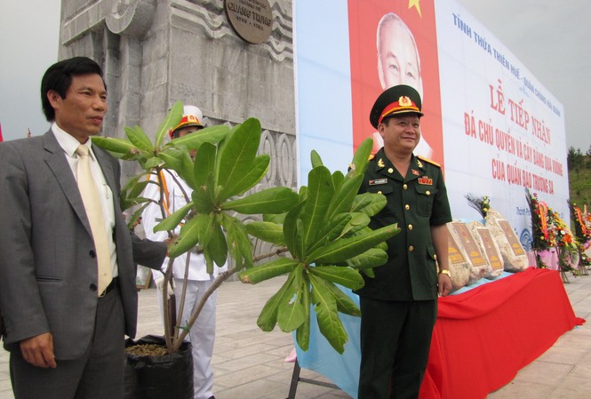 Huế nhận quà từ Trường Sa Huế nhận quà từ Trường Sa