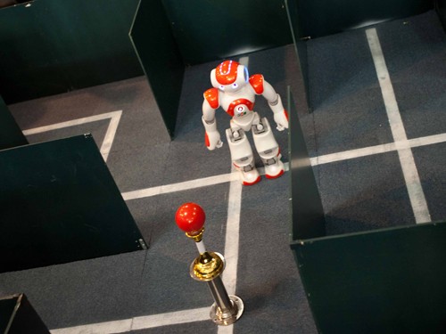 Robot trông xe, múa trống cơm Robot trông xe, múa trống cơm