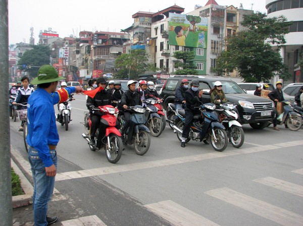 Giao thông xanh Chiến sĩ cảnh sát áo xanh đang làm nhiệm vụ