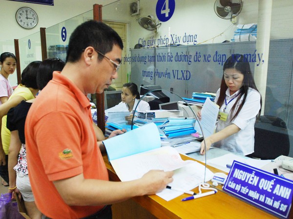 Lương thấp bào mòn đạo đức công vụ quốc gia Cán bộ công chức không thể tập trung với công việc vì lương chưa đủ sống. Ảnh: Hồng Vĩnh