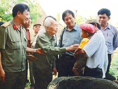 Đại tướng Võ Nguyên Giáp và 'Bản giao hưởng Điện Biên' Đại tướng Võ Nguyên Giáp với người dân Quảng Bình Ảnh: Trần Hồng
