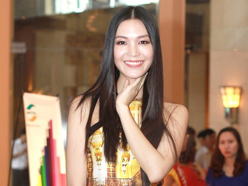 Thùy Dung nổi bật với váy họa tiết bắt mắt Thùy Dung nổi bật với váy họa tiết bắt mắt
