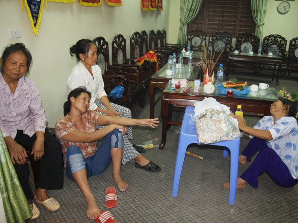 Con tử vong sau khi mẹ sinh mổ Người nhà sản phụ Đỗ Thị Thùy Dung Ảnh: Hoàng Oanh.