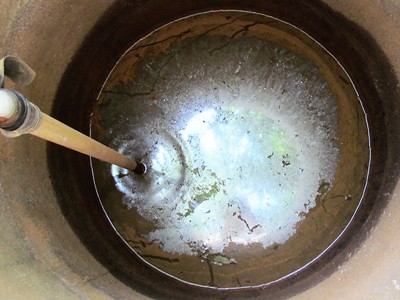 Nước giếng ô nhiễm - Dân kêu, quan bỏ ngỏ Giếng nước phủ lớp váng xỉn