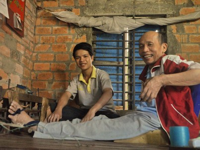 Cậu học trò mua phế liệu làm xe lăn cho người cha bị liệt Cậu học trò mua phế liệu làm xe lăn cho người cha bị liệt