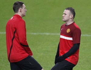 Phil Jones sợ bị 'đàn anh' Rooney... tẩn Phil Jones sợ bị 'đàn anh' Rooney... tẩn