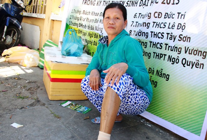 Mẹ chân giả, ông U80 'chạy' thi cùng sĩ tử Mẹ chân giả, ông U80 'chạy' thi cùng sĩ tử