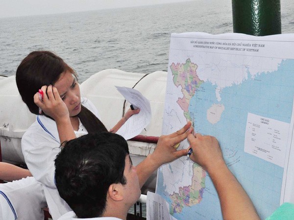 Học trên biển Đông và chuyện ở Hà Nội Bạn trẻ cùng xác định hải trình trên bản đồ